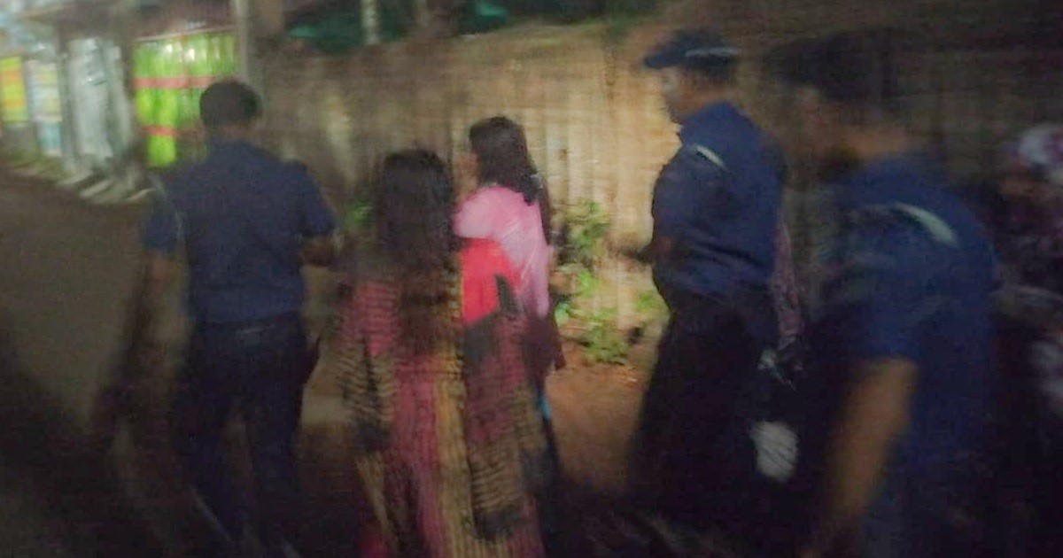 ব্ল্যাকমেইলের অভিযোগে সাতক্ষীরায় দুই নারী আটক