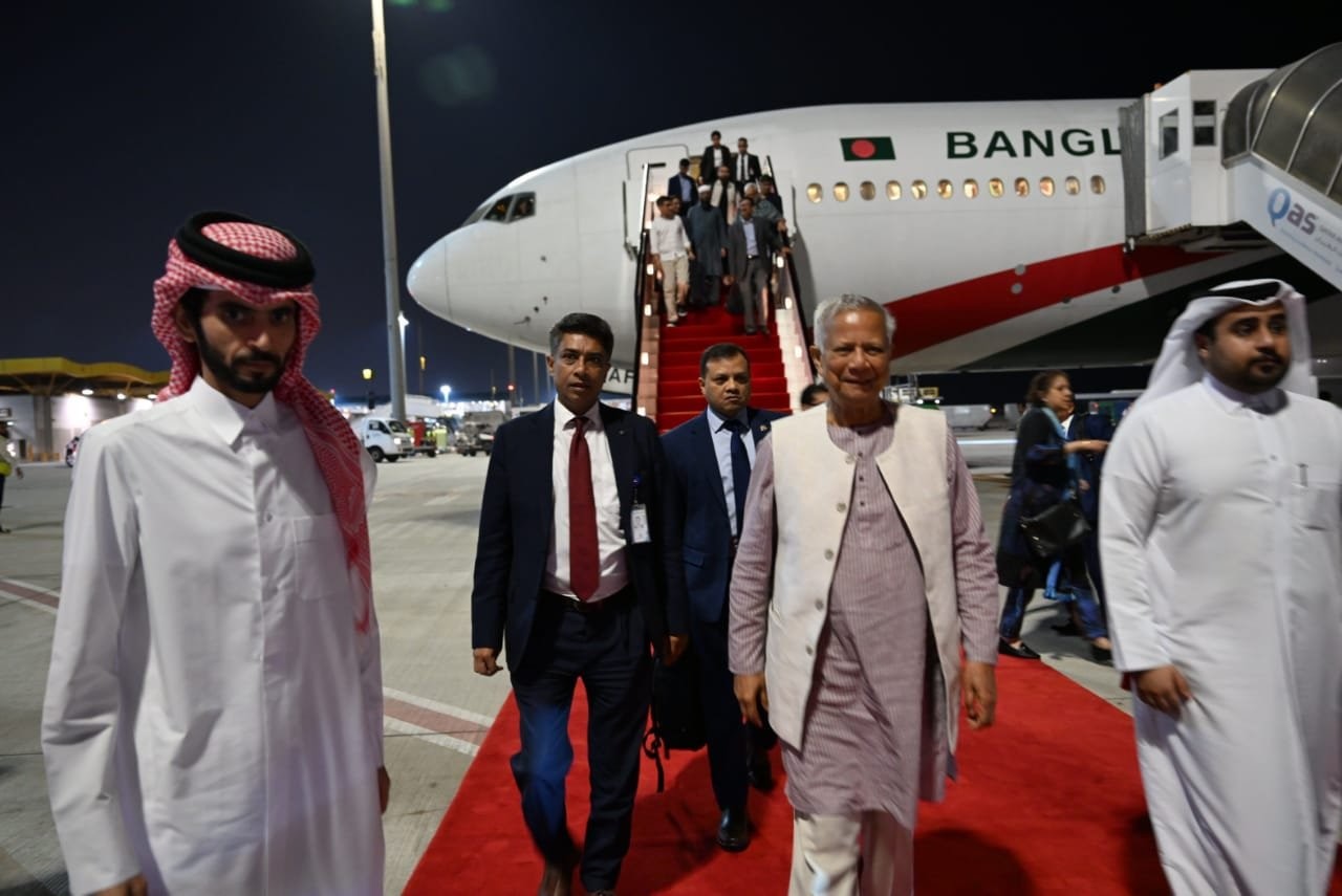 কাতারে প্রধান উপদেষ্টা ইউনূস, লাল গালিচায় অভ্যর্থনা