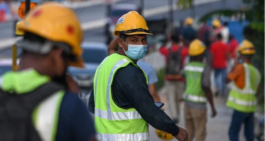 রেকর্ড ভেঙেছে প্রবাসী আয়, শ্রমবাজার নিয়ে বাড়ছে উদ্বেগ