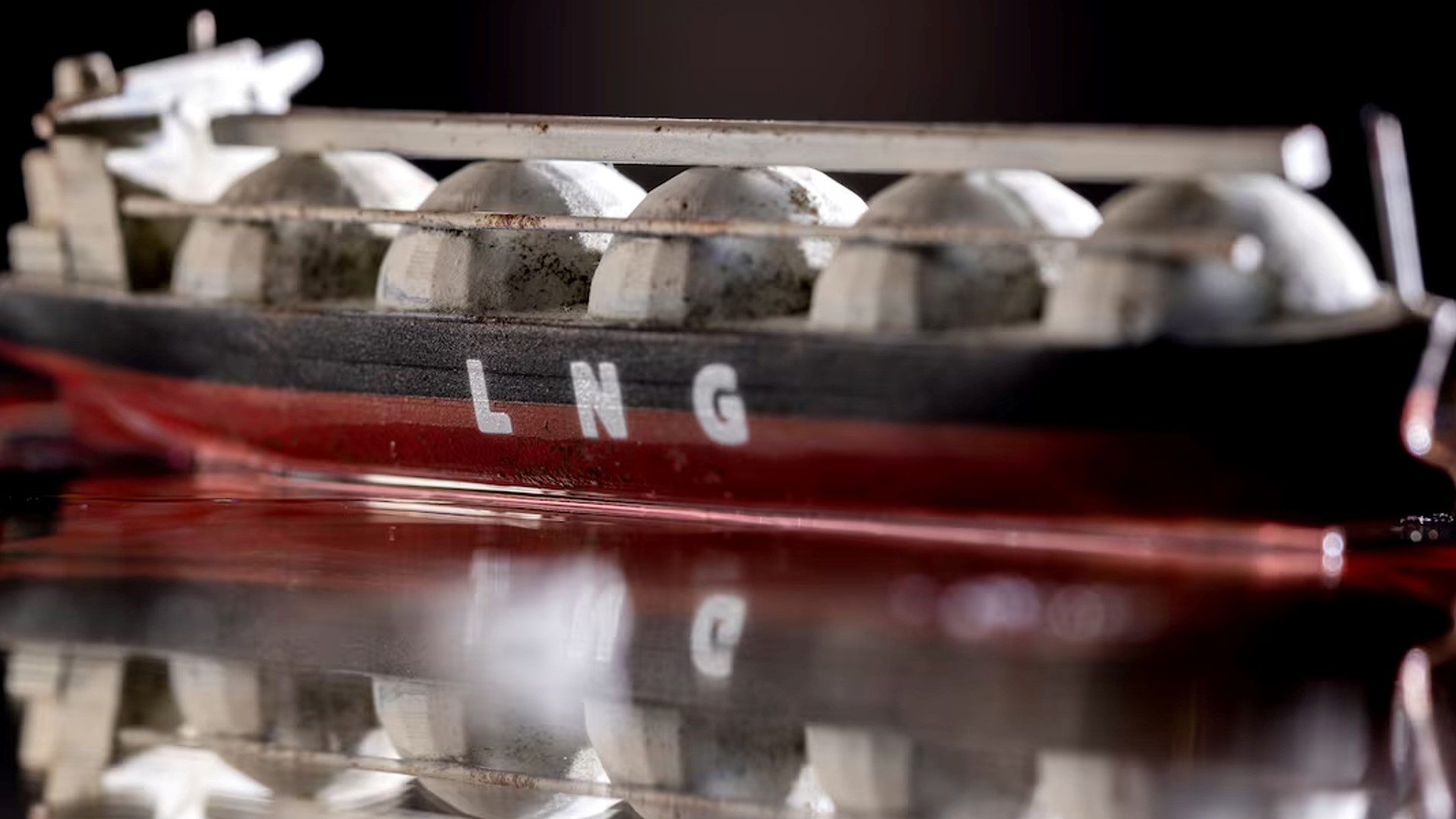 সিঙ্গাপুর থেকে ৫৯৮ কোটি টাকায় এলএনজি কিনছে সরকার