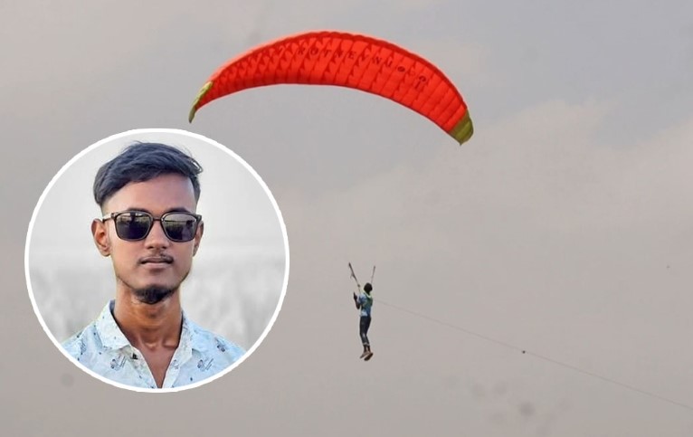 নিজের তৈরি প্যারাগ্লাইডার নিয়ে আকাশে ওড়েন মারুফ