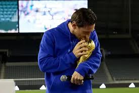 আরেকবার মেসির হাতে বিশ্বকাপ, এঁকে দিলেন ভালোবাসার চুম্বন