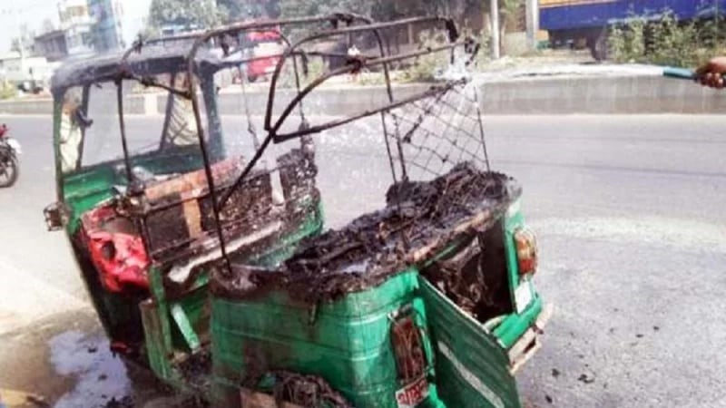 মুখোশধারীদের পেট্রোলবোমা হামলায় দগ্ধ দুই নারী যাত্রী