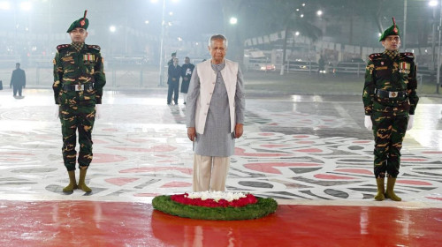 অমর একুশের প্রথম প্রহরে রাষ্ট্রপতি ও প্রধান উপদেষ্টার শ্রদ্ধা