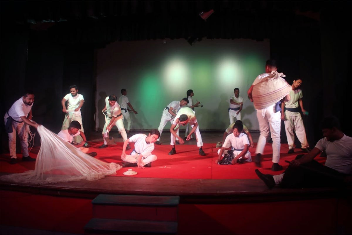 পঞ্চগড়ে ‘বেদিশা পিঁপড়া ও বহুপদী দৈত্য’ মঞ্চায়িত