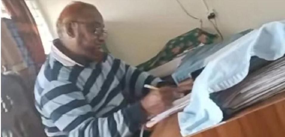 `হ্যান্ডশেকের বাহানায়’ ঘুষ নিলো এসআই আমিনুল ইসলাম