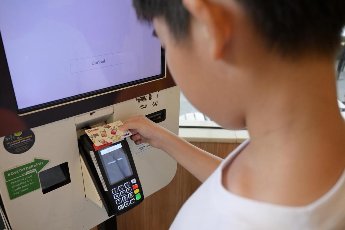 সিঙ্গাপুরে শিশুরা পাচ্ছে ডেবিট কার্ড