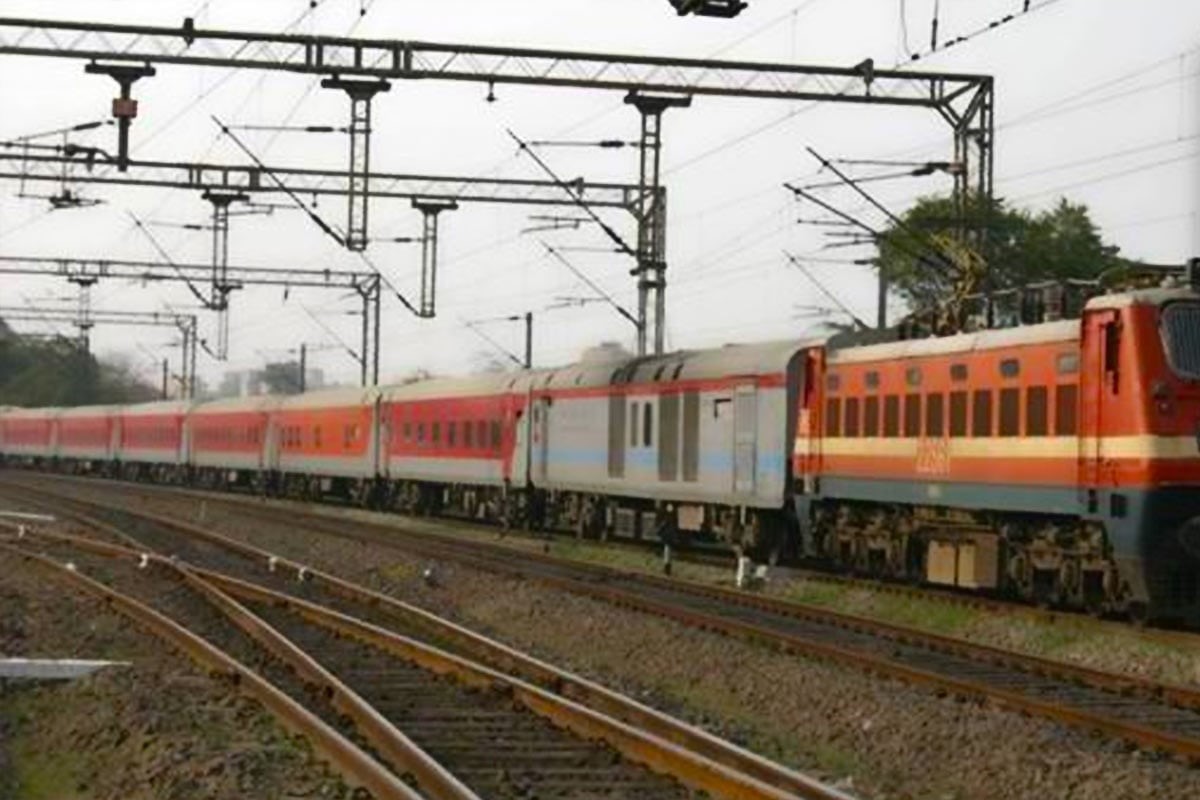 রেললাইনে বসে পাবজি খেলার সময় ট্রেনে কাটা পড়ল ৩ কিশোর