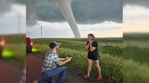 টর্নেডোর ছায়ায় বাগদান: সাহসিকতা ও ভালোবাসার এক অবিশ্বাস্য মুহূর্ত