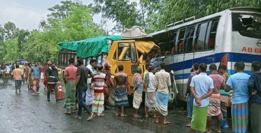 পাবনায় বাস-ট্রাক সংঘর্ষে নিহত ৩, আহত ১০