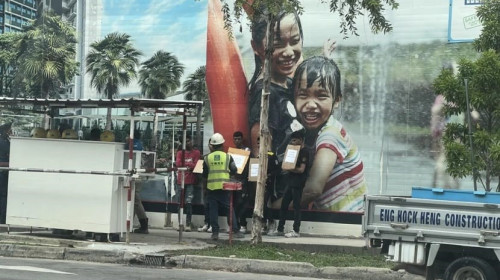 সিঙ্গাপুরে বিদেশি শ্রমিকদের দিয়ে প্ল্যাকার্ড প্রদর্শনে দুজনের বিরুদ্ধে মামলা