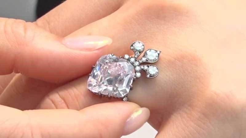 নিলামে উঠছে মারি অঁতোয়ানেতের নামে পরিচিত গোলাপি হীরা