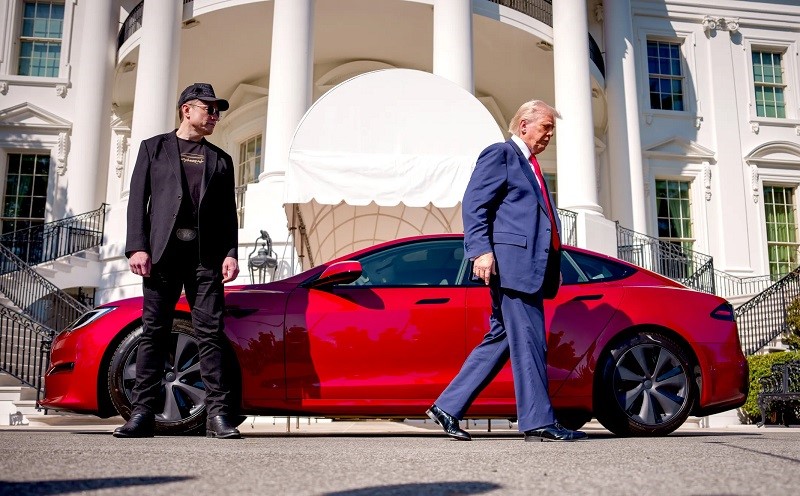 মাস্কের সঙ্গে দ্বন্দ্বের রেশ , টেসলা বিক্রি করছেন ট্রাম্প