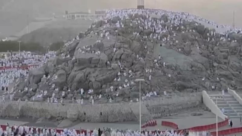 পবিত্র হজের আনুষ্ঠানিকতা শুরু: “লাব্বাইক আল্লাহুম্মা লাব্বাইক” ধ্বনিতে মুখরিত আরাফাতের ময়দান