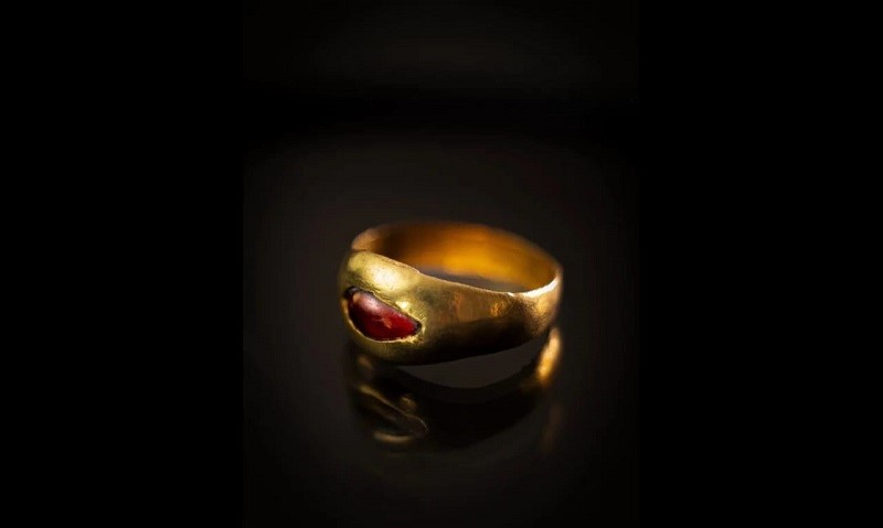 আংটিতে দুই হাজার বছরের হারানো কিশোরীর গল্প