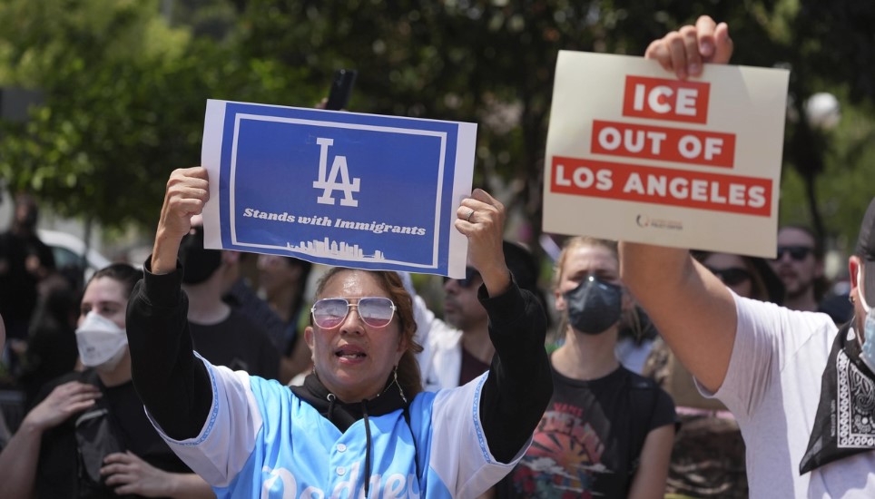 ট্রাম্পের অভিবাসন নীতির প্রতিবাদে বিক্ষোভ, লস অ্যাঞ্জেলেসে কারফিউ জারি