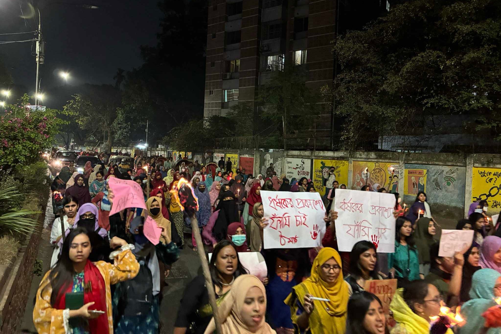 নারী ও শিশু ধর্ষণের শাস্তি মৃত্যুদণ্ডের দাবিতে ঢাকা বিশ্ববিদ্যালয়ে মশাল মিছিল