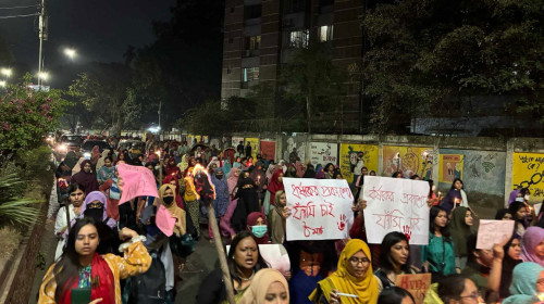 নারী ও শিশু ধর্ষণের শাস্তি মৃত্যুদণ্ডের দাবিতে ঢাকা বিশ্ববিদ্যালয়ে মশাল মিছিল