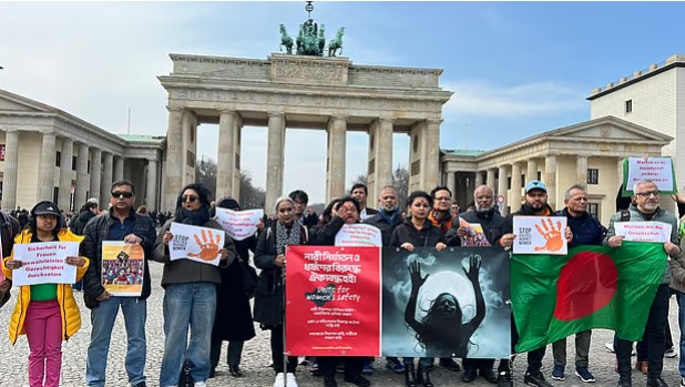 বাংলাদেশের নারীদের নিরাপত্তার দাবিতে বার্লিনে মানববন্ধন