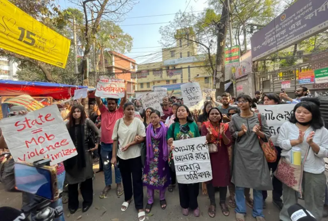 মেয়েদের ধূমপান বেআইনি নয়, তবু লালমাটিয়ার ঘটনার বিরুদ্ধে ক্ষোভ ও প্রতিবাদ