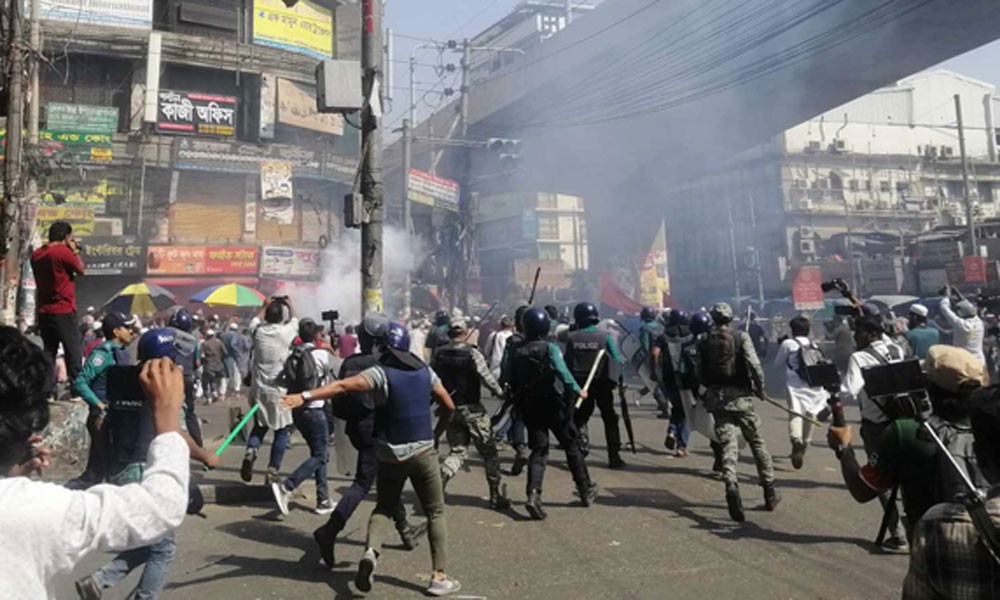 হিযবুত তাহরীরের মিছিলে সাউন্ড গ্রেনেড ও টিয়ারশেল নিক্ষেপ