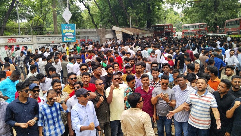 ছাত্রদল নেতা হত্যার প্রতিবাদে ঢাবিতে বিক্ষোভ, ভিসি-প্রক্টরের পদত্যাগ দাবি