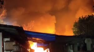 দিল্লি হাটে ভয়াবহ অগ্নিকাণ্ড, পুড়ে গেছে ৩০টি দোকান