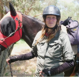 ঘোড়ায় চেপে অস্ট্রেলিয়ায় ৪,৪০০ কিলোমিটার পাড়ি দিলেন মার্কিন তরুণী