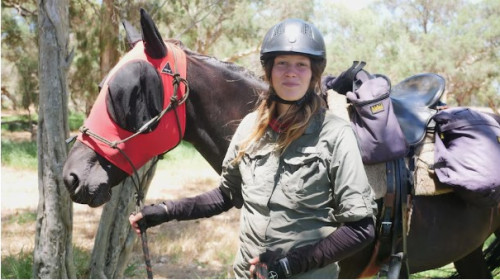 ঘোড়ায় চেপে অস্ট্রেলিয়ায় ৪,৪০০ কিলোমিটার পাড়ি দিলেন মার্কিন তরুণী