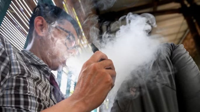 ভেপার ধরিয়ে দিতে হটলাইন, ধরা পড়লে বেত্রাঘাত: ই-সিগারেটের বিরুদ্ধে সিঙ্গাপুরের ‘যুদ্ধ’