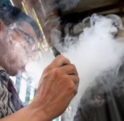 ভেপার ধরিয়ে দিতে হটলাইন, ধরা পড়লে বেত্রাঘাত: ই-সিগারেটের বিরুদ্ধে সিঙ্গাপুরের ‘যুদ্ধ’