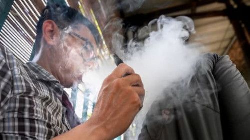 ভেপার ধরিয়ে দিতে হটলাইন, ধরা পড়লে বেত্রাঘাত: ই-সিগারেটের বিরুদ্ধে সিঙ্গাপুরের ‘যুদ্ধ’