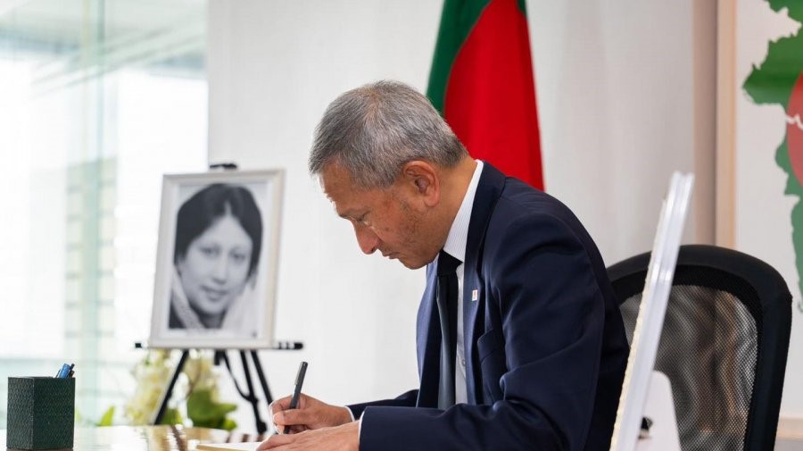 খালেদা জিয়ার প্রয়াণে শোক বইয়ে সই করলেন সিঙ্গাপুরের পররাষ্ট্রমন্ত্রী