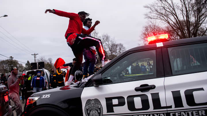 যুক্তরাষ্ট্রে অভিবাসনবিরোধী অভিযানে গুলিতে নারী নিহত, আইসিইর দাবি নিয়ে বিতর্ক