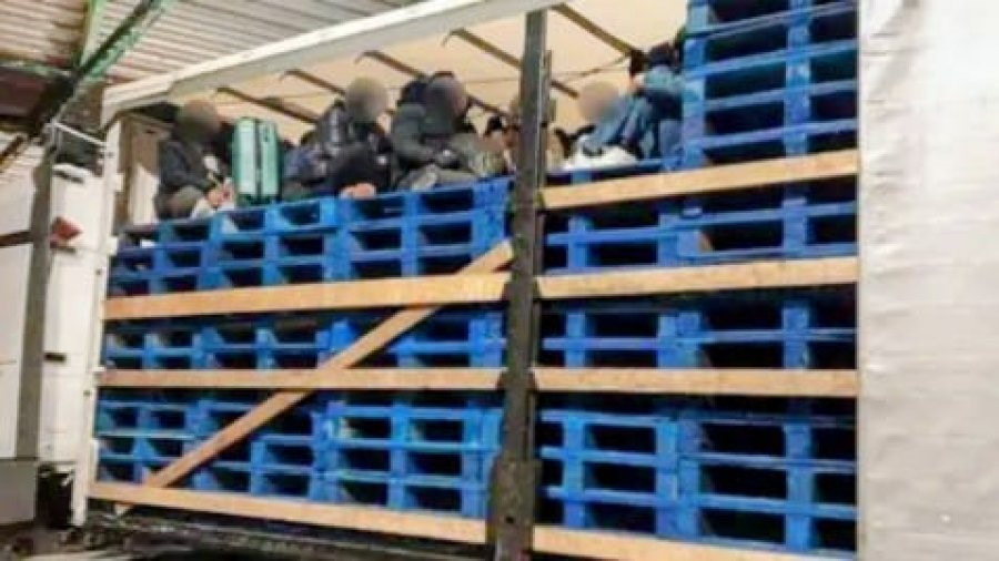 লন্ডন থেকে লরিতে ফ্রান্সে পাচারের চেষ্টা: ২৩ বাংলাদেশি উদ্ধার