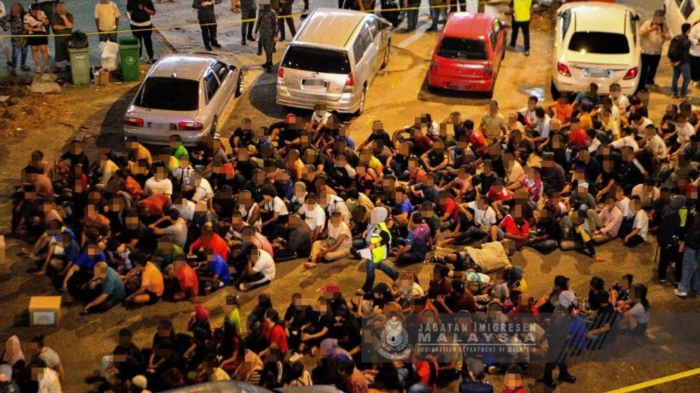 মালয়েশিয়ায় ৫৬ বাংলাদেশিসহ ২১৮ অবৈধ অভিবাসী আটক, ড্রোন ও হিট সেন্সর ব্যবহার করে অভিযান