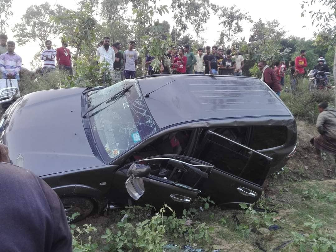 নওগাঁয় ট্রাকের ধাক্কায় দুর্ঘটনাকবলিত খাদ্য নিয়ন্ত্রকের গাড়ি