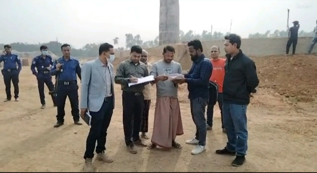 নবাবগঞ্জে কাঠ পোড়ানোয় তিন ইটভাটা মালিককে জরিমানা