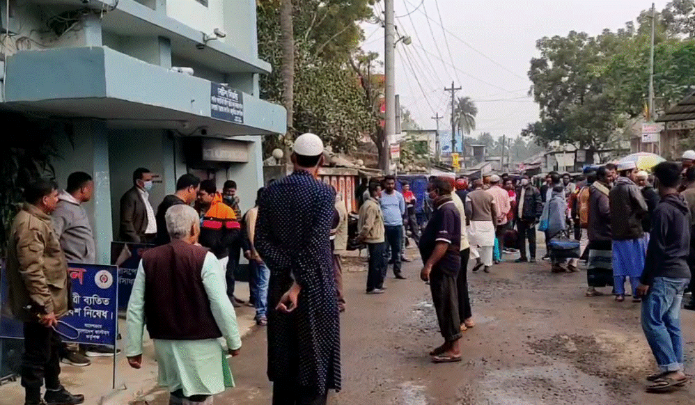 হিলিতে কাস্টমস কর্মকর্তাকে হুমকির প্রতিবাদে কর্মবিরতি