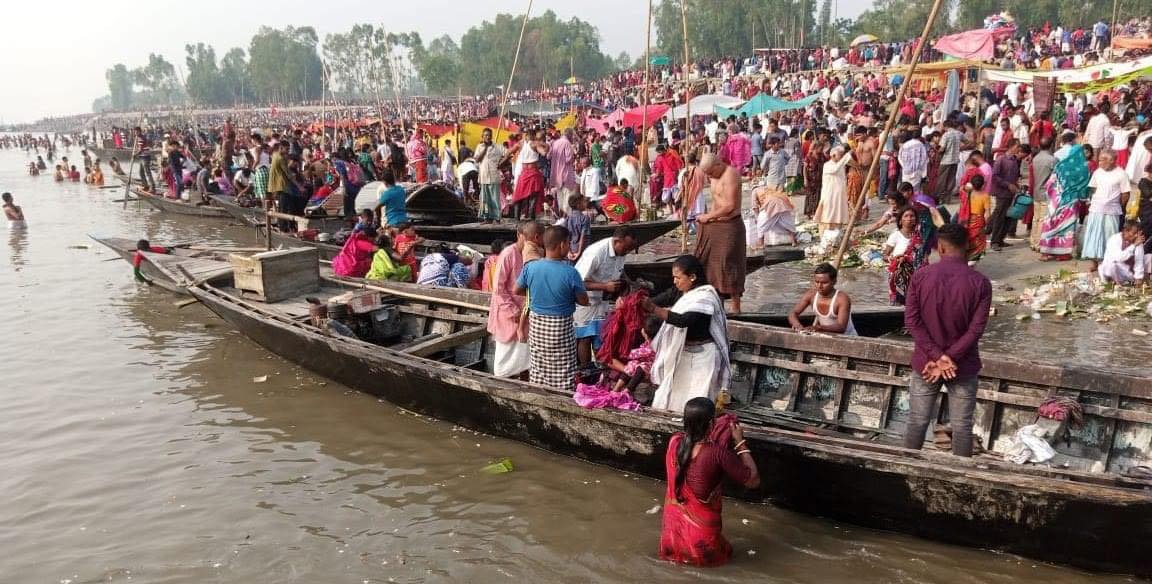 চিলমারীতে অষ্টমীর পূণ্য স্নানে লাখো মানুষের ঢল