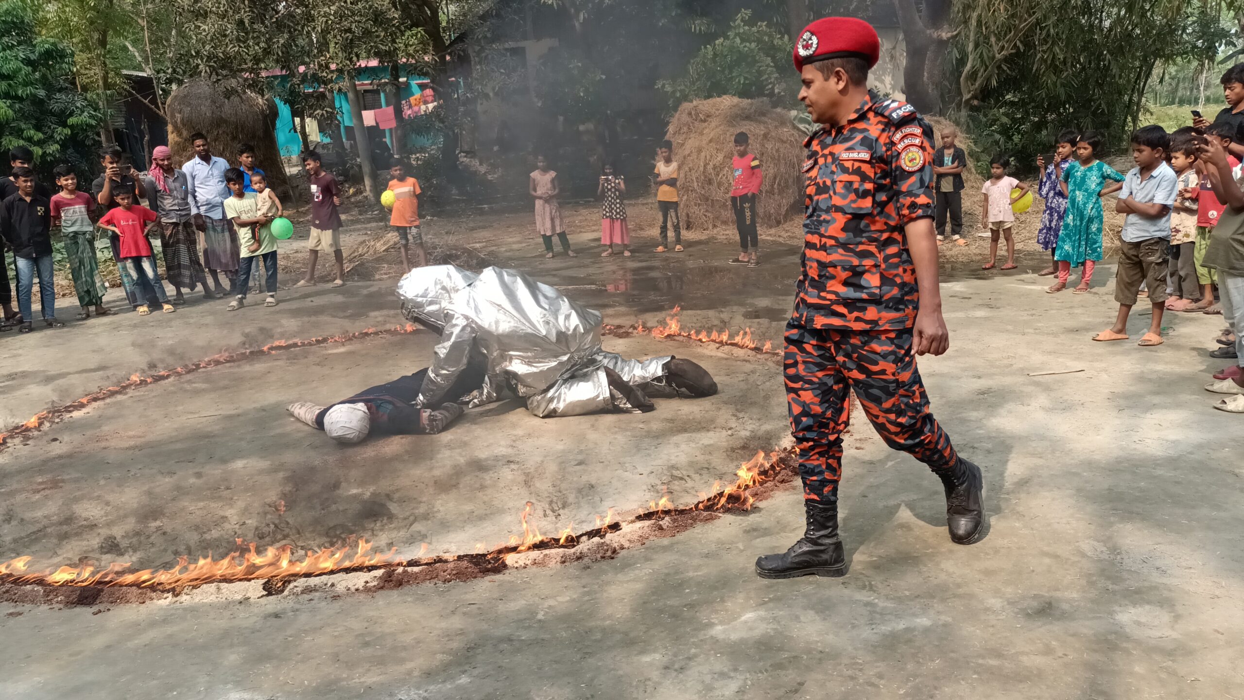 মাদারীপুরে ভূমিকম্প ও অগ্নিকাণ্ড নির্বাপণ বিষয়ে মহড়া