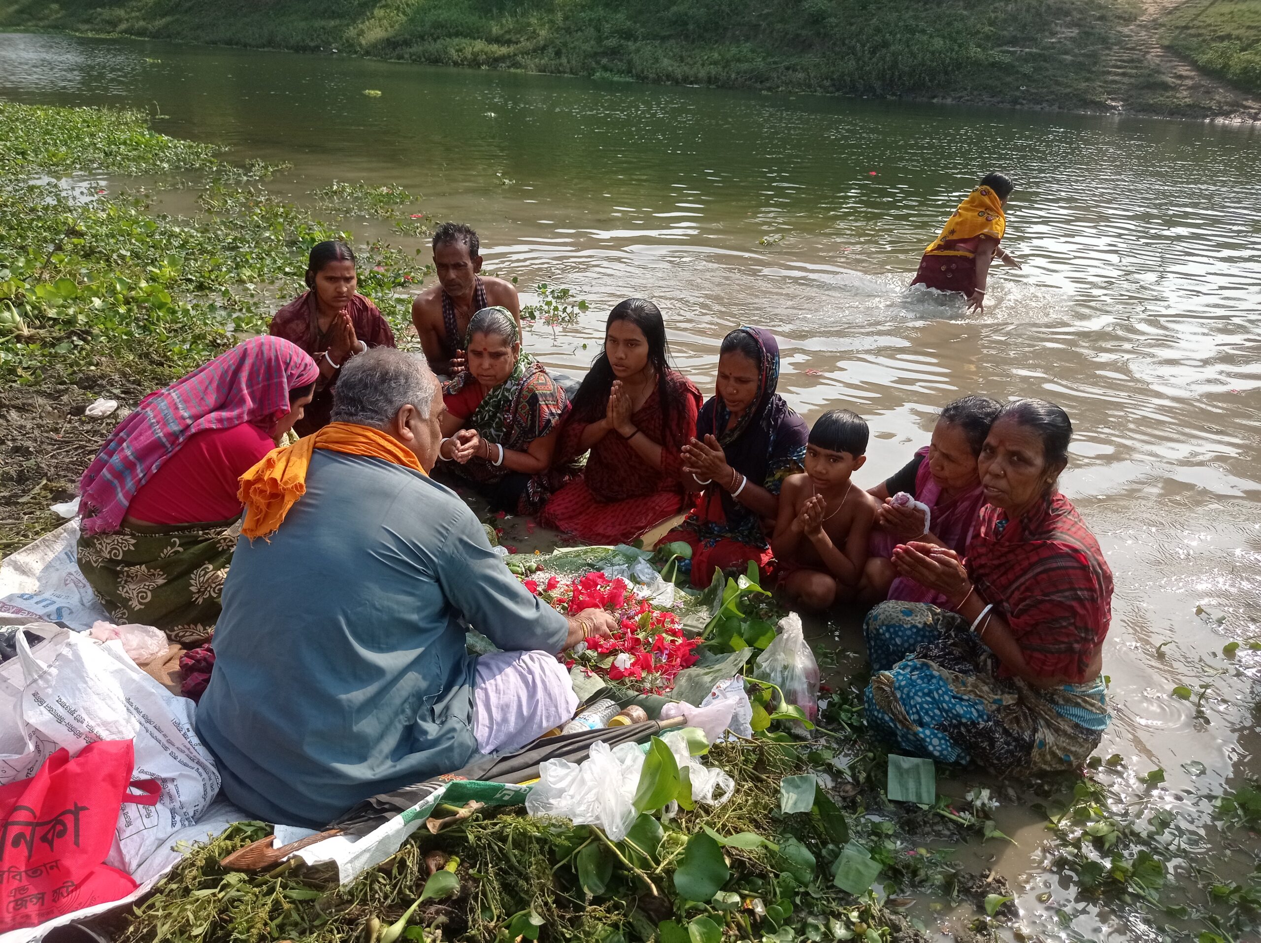 নাটোরে নলডাঙ্গায় গঙ্গা স্নান জড়ো হয়েছেন হাজারো পূণ্যার্থী