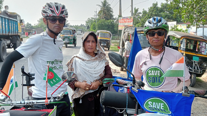 আবাদি জমি বাঁচানোর বার্তা নিয়ে বগুড়ায় ভারতের দুই যুবক