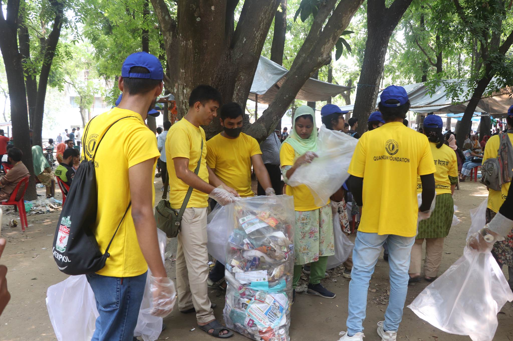 রাবি ক্যাম্পাস পরিচ্ছন্নতায় নিয়োজিত কোয়ান্টাম ফাউন্ডেশন