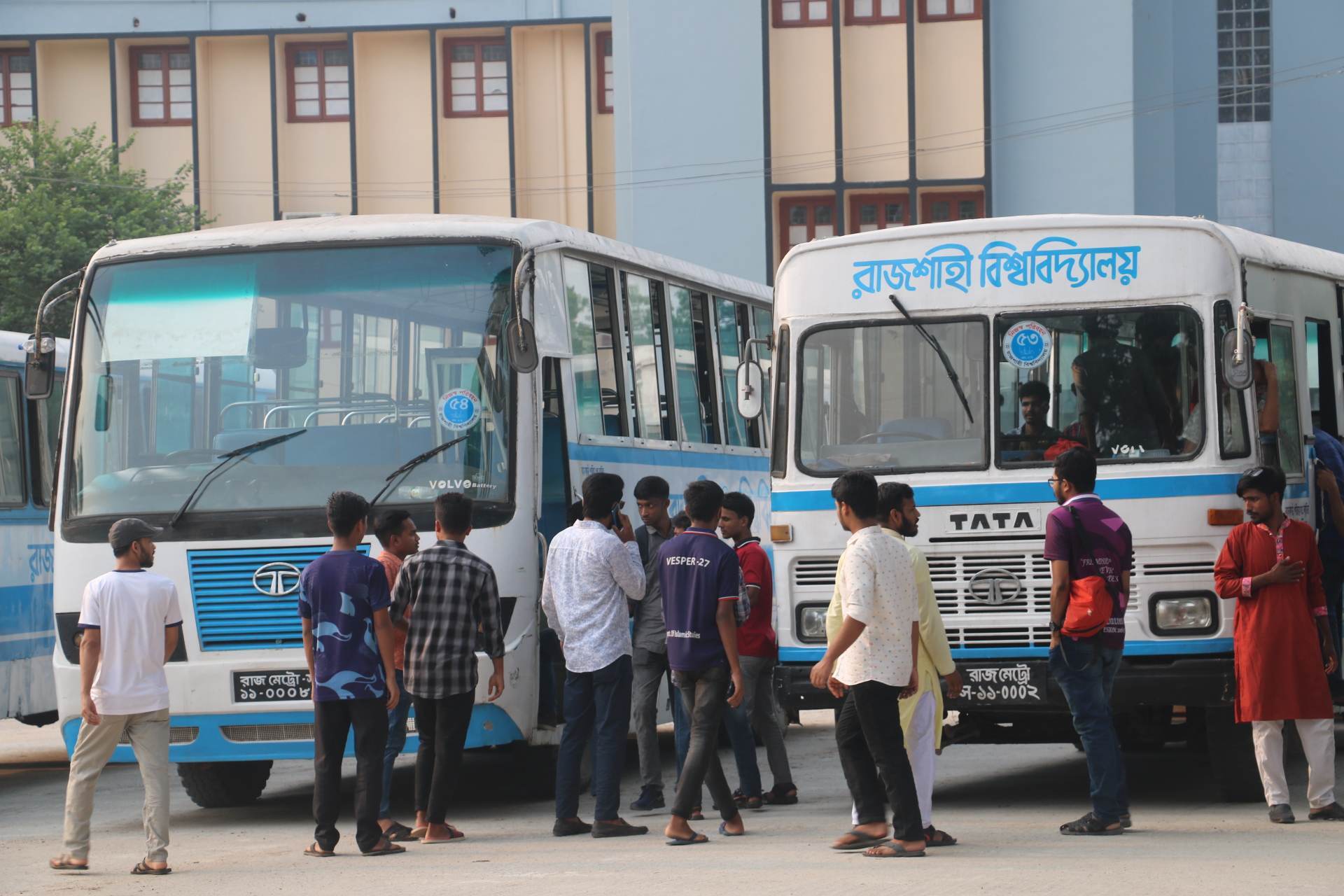 রাবি’র পাঁচটি বাস নিয়ে আওয়ামী লীগের বিক্ষোভে ছাত্রলীগ