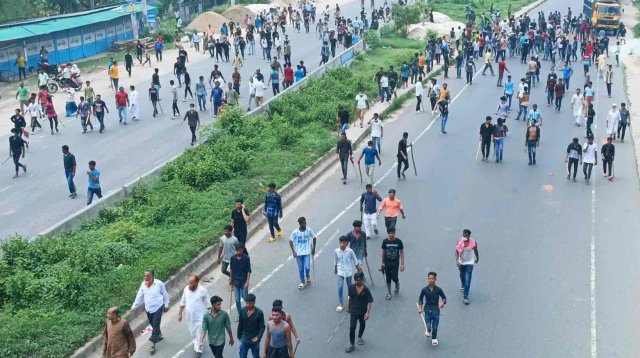 চৌদ্দগ্রামে আ’লীগের দু’পক্ষ মুখোমুখি, মহাসড়কে যানজট