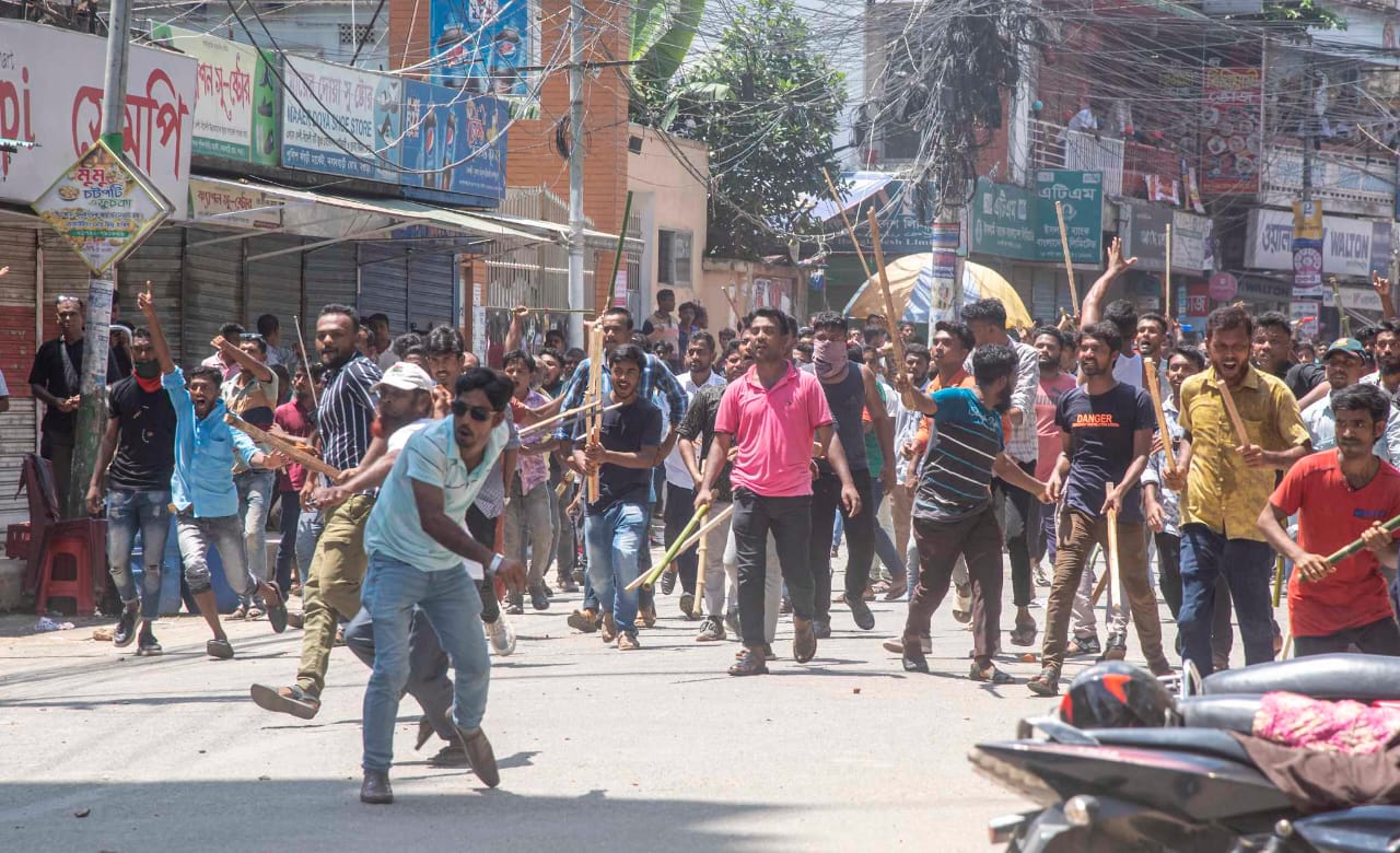 বগুড়ায় বিএনপি-পুলিশ সংঘর্ষ, টিয়ারশেলের ধোঁয়ায় অসুস্থ শতাধিক শিক্ষার্থী