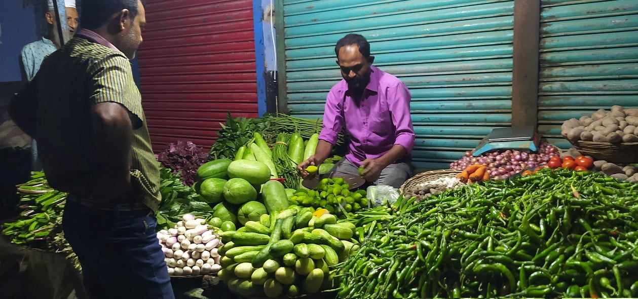 হিলিতে সবজিতে স্বস্তি, বাড়তি দাম আদা রসুনের