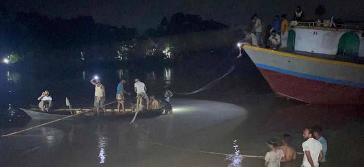 বাল্কহেডের ধাক্কায় পিকনিকের ট্রলারডুবি, ছয় মরদেহ উদ্ধার