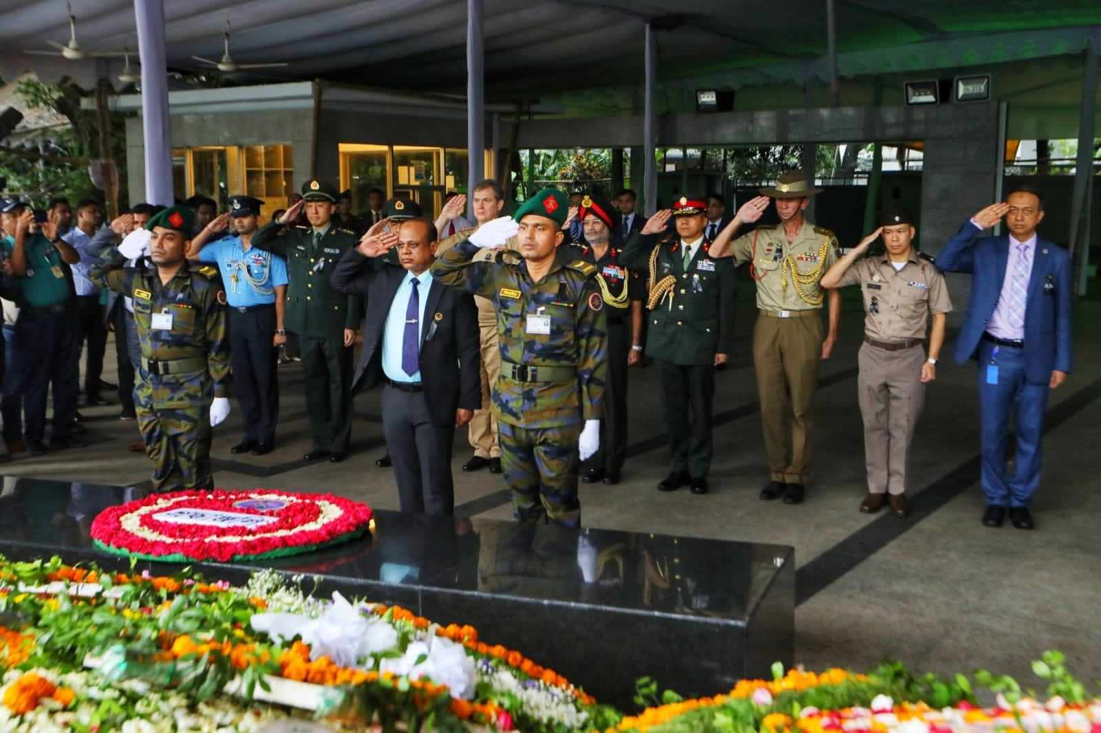 বঙ্গবন্ধুর প্রতিকৃতিতে বিদেশি সামরিক উপদেষ্টাদের শ্রদ্ধা নিবেদন